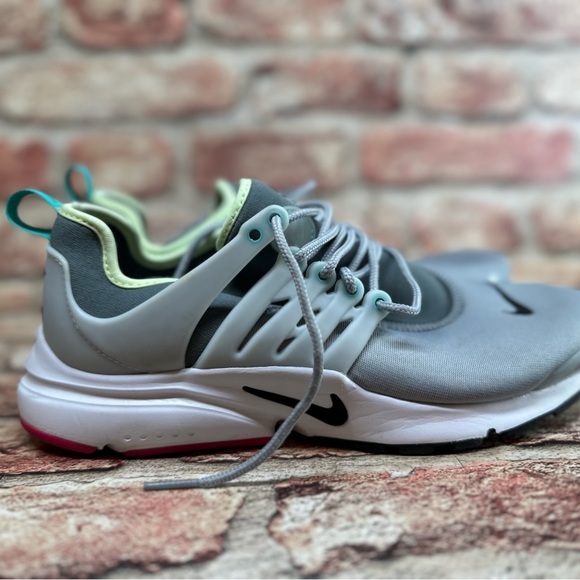 Nike womens shoes - Picture 3 of 10